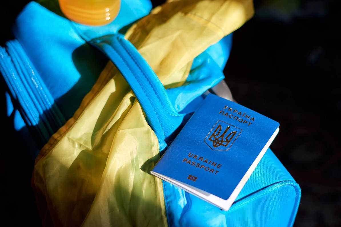 Ukraiņu pase un čemodāns. Attēls ilustratīvs.