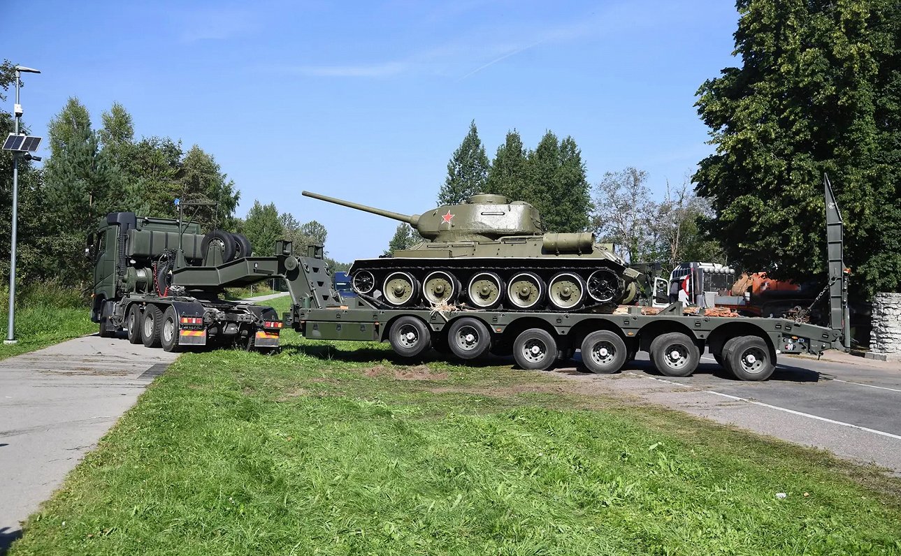 Транспортировка советского танка Т-34 в Нарве.