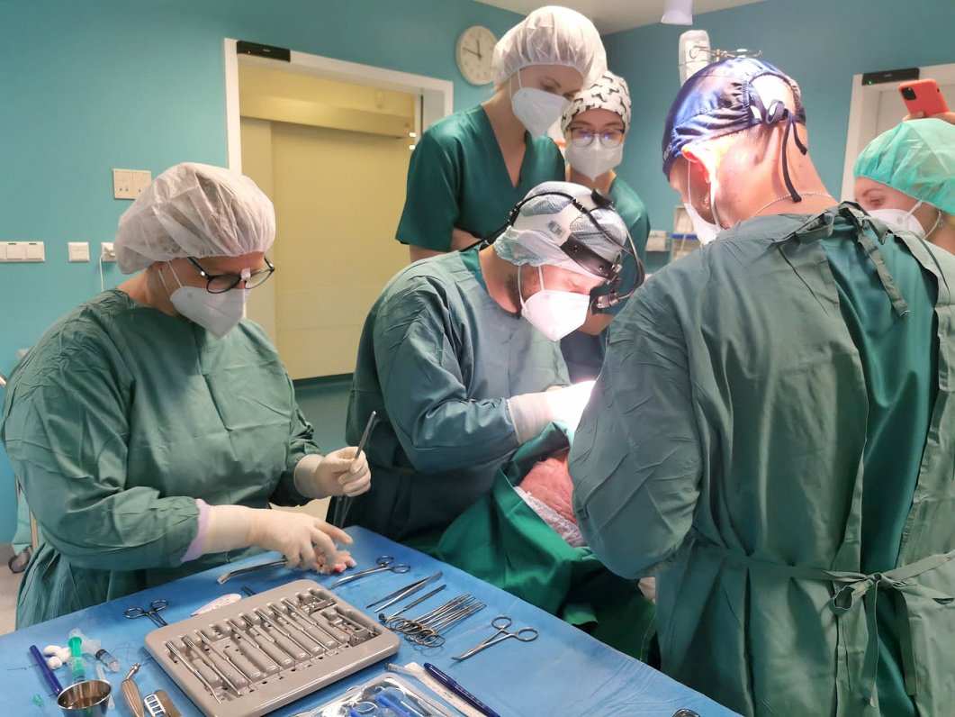 Первая в странах Балтии операция по тиропластике с использованием мягкого силиконового имплантата.