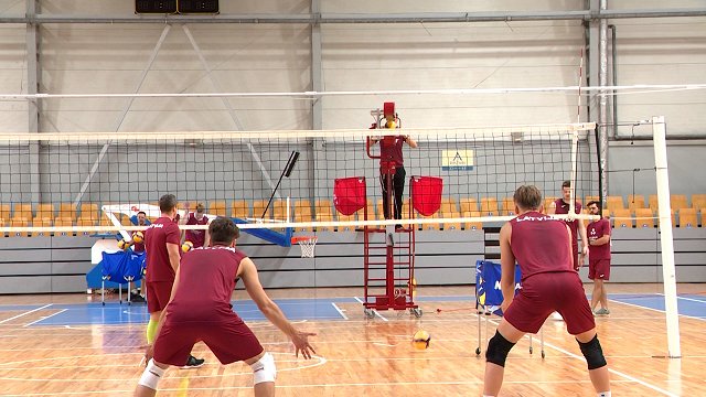 Latvijas volejbola izlase Somijā labā noskaņā gatavojas kvalifikācijas spēlei