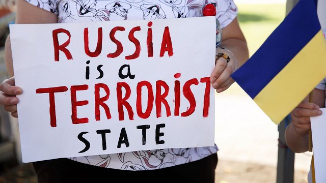 FOTO: Rīgā piketē pret Krievijas teroristiskajām darbībām Ukrainā