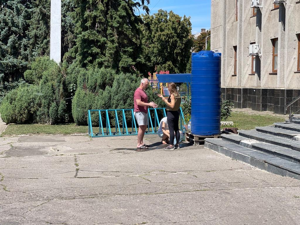 Attēlā Slovjanskas ūdens pumpis. Centrālā ūdens apgādes sistēma ir sabombardēta