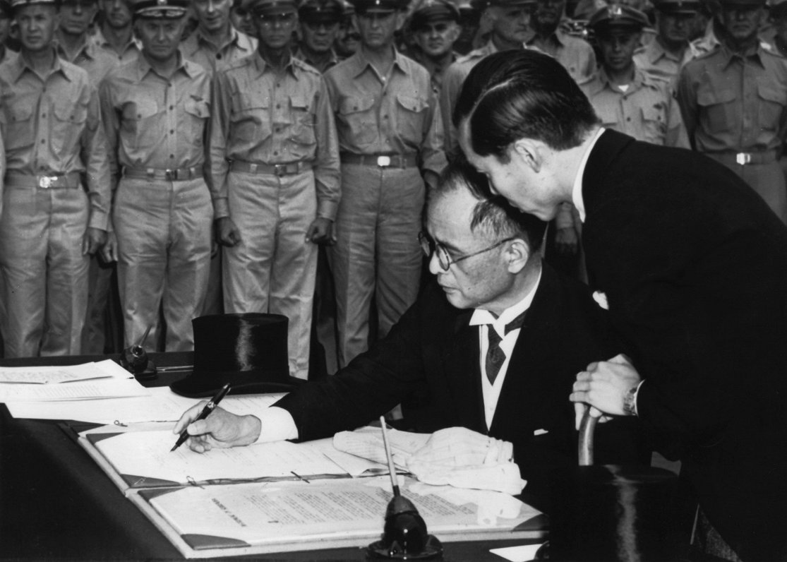 Japāņi paraksta kapitulācijas aktu. 1945. gada 2. septembris.
