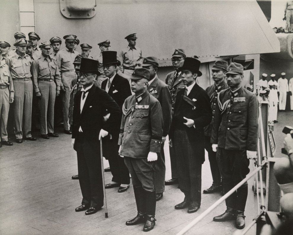 Japānas delegācija 1945. gada 2. septembrī ierodas uz kuģa &quot;Misūri&quot;, lai imperatora vārdā...
