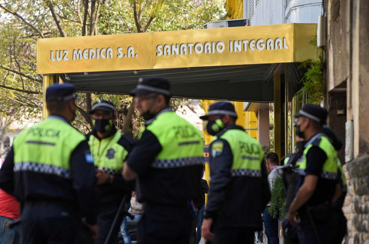 Policisti pie Argentīnas slimnīcas, kur izcēlies mīklainas slimības uzliesmojums