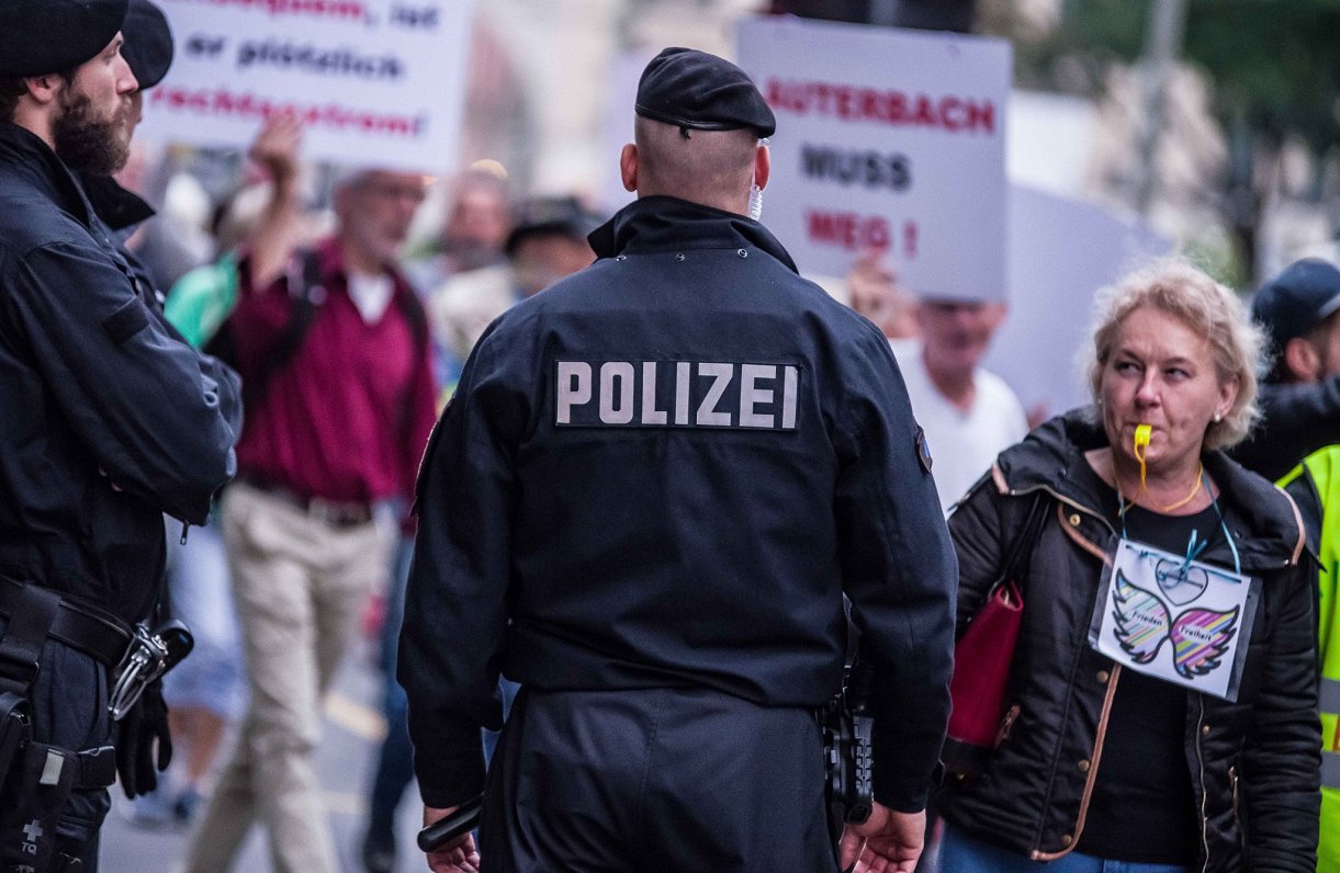 Policija kontrolē protestētāju pūli Vācījā