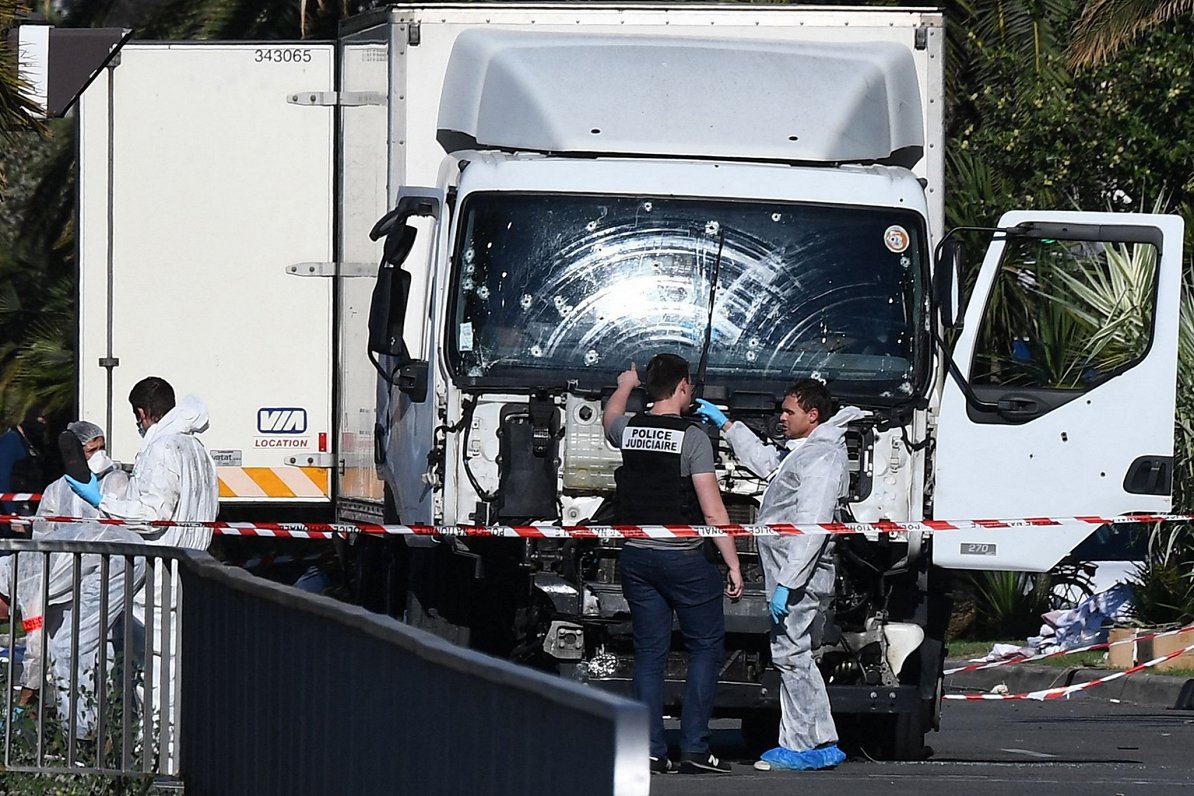 Kravas automašīna, ar ko terorists sarīkoja uzbrukumu Francijas pilsētā Nicā