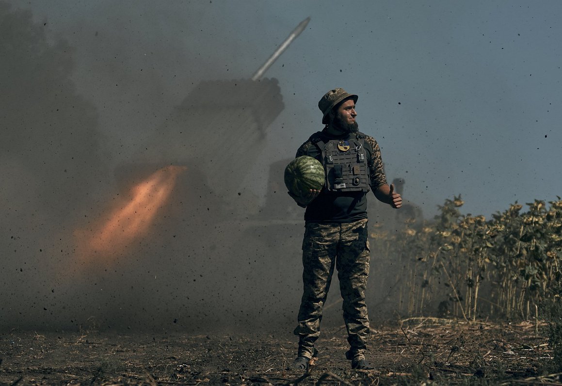 Украинский военный с арбузом в руках. Донецкая область. 03.09.2022
