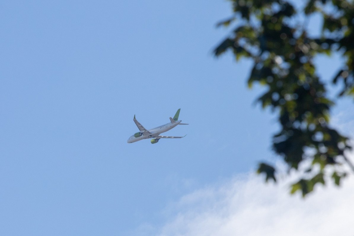 &quot;airBaltic&quot; lidmašīna veic lidojumu virs Rīgas (05.09.2022)