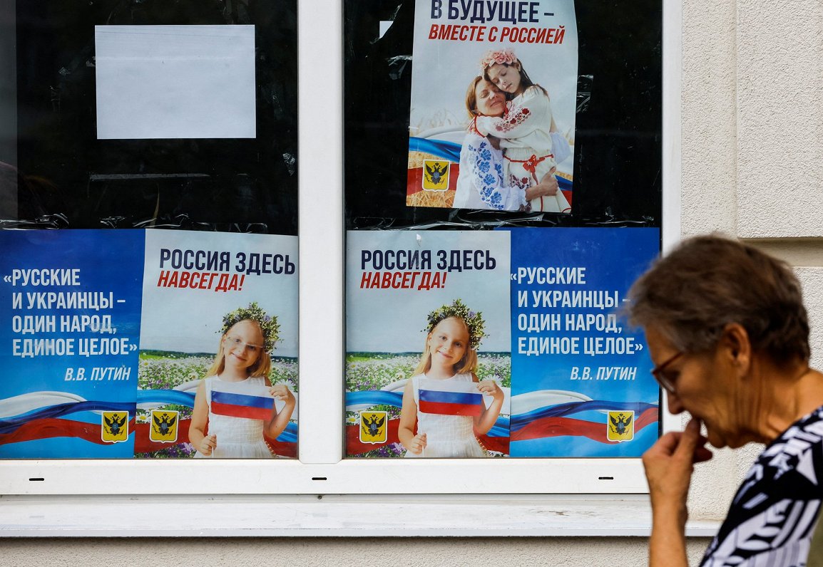 Krievijas propagandas plakāti okupētajā Hersonas pilsētā ar saukļiem &quot;Krievija šeit ir uz visie...