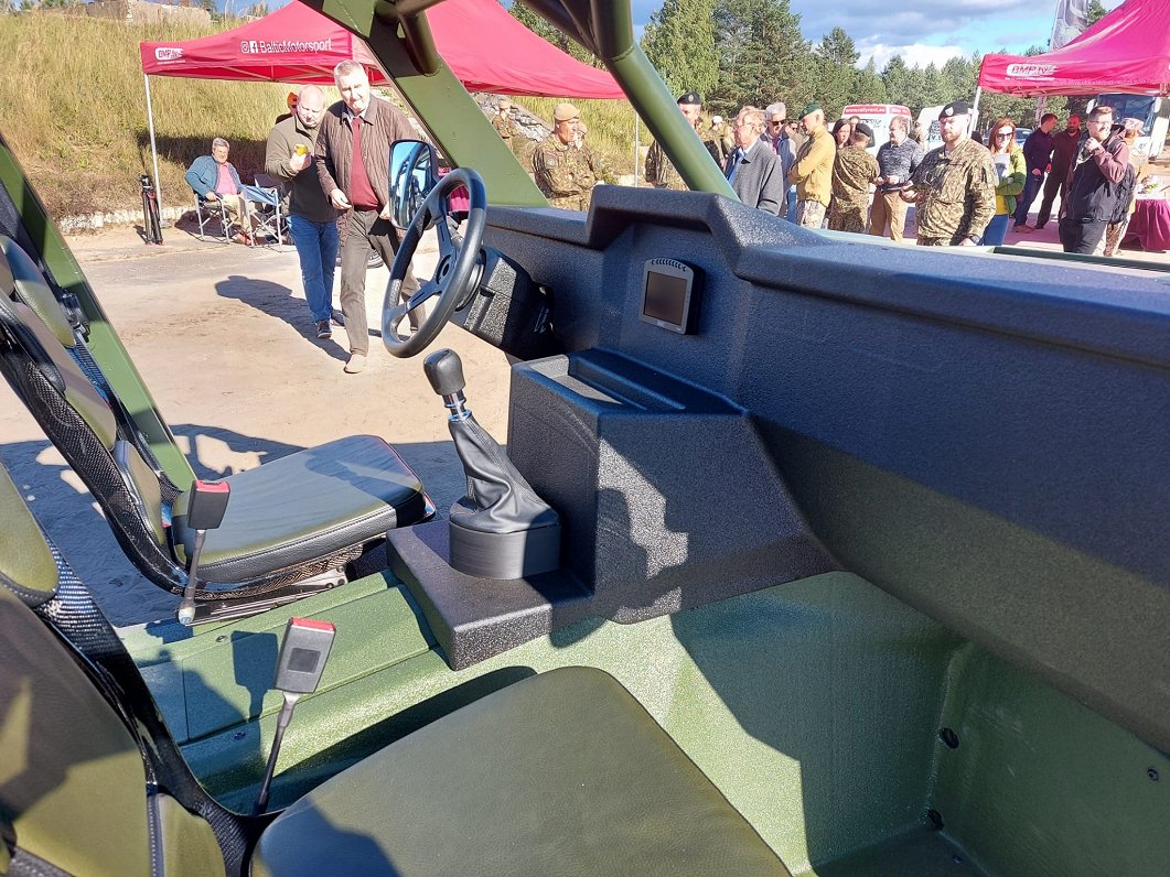 Militārais pilnpiedziņas transportlīdzeklis “VR-1-FOX”