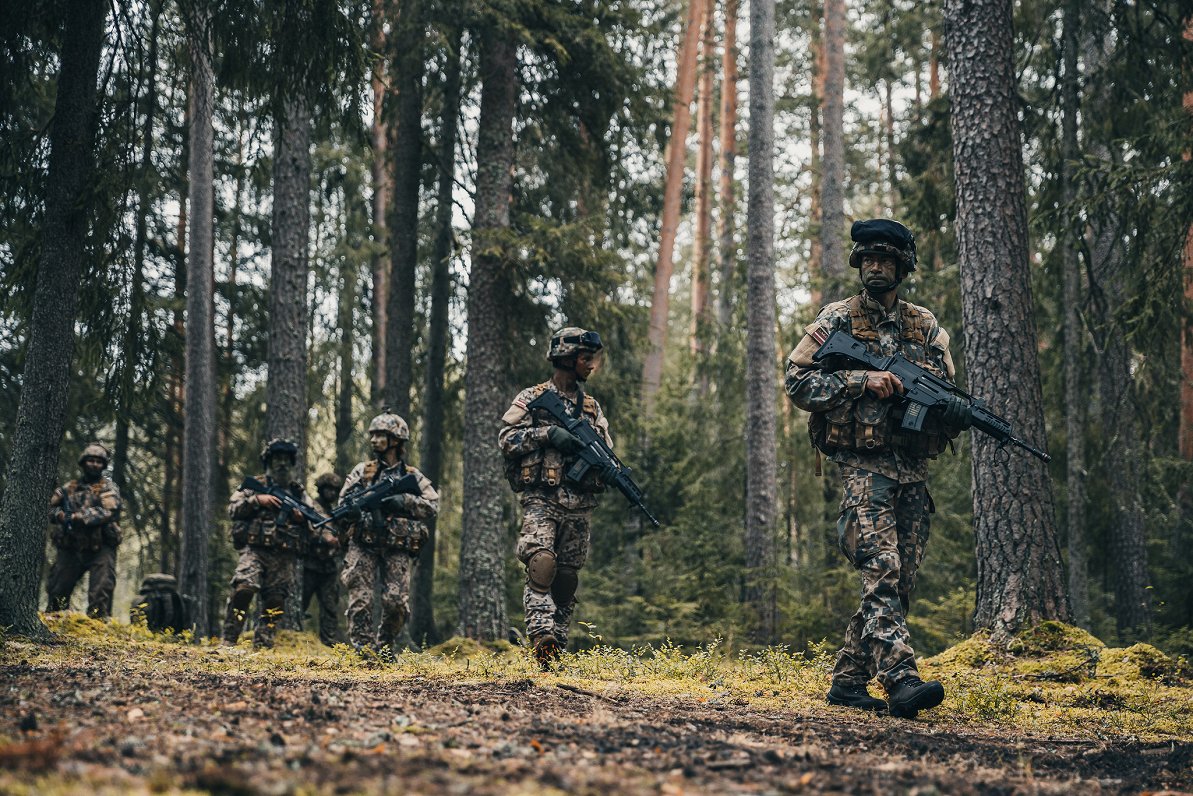 Латвийские военнослужащие на учениях.