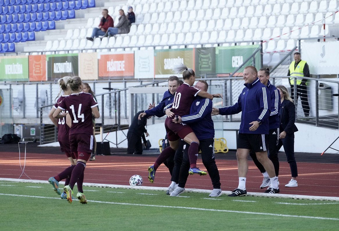 Latvijas sieviešu futbola izlase Pasaules kausa kvalifikācijas spēlē pret Ziemeļīriju