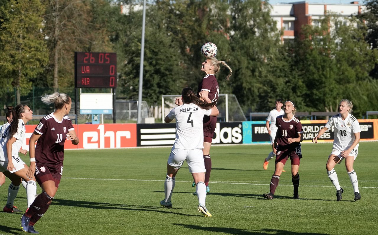 Latvijas sieviešu futbola izlase Pasaules kausa kvalifikācijas spēlē pret Ziemeļīriju