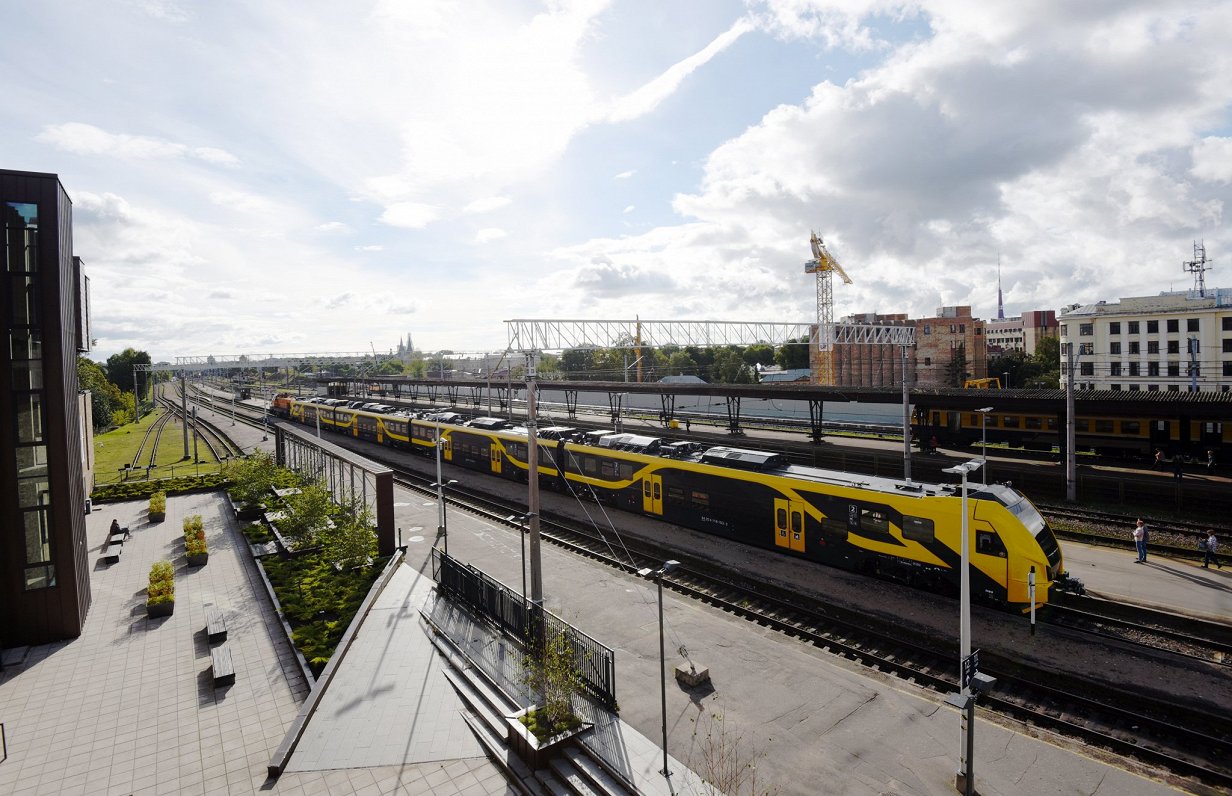 Rīgas Centrālajā dzelzceļa stacijā pienāk jaunais &quot;Pasažieru vilciena&quot; elektrovilciens
