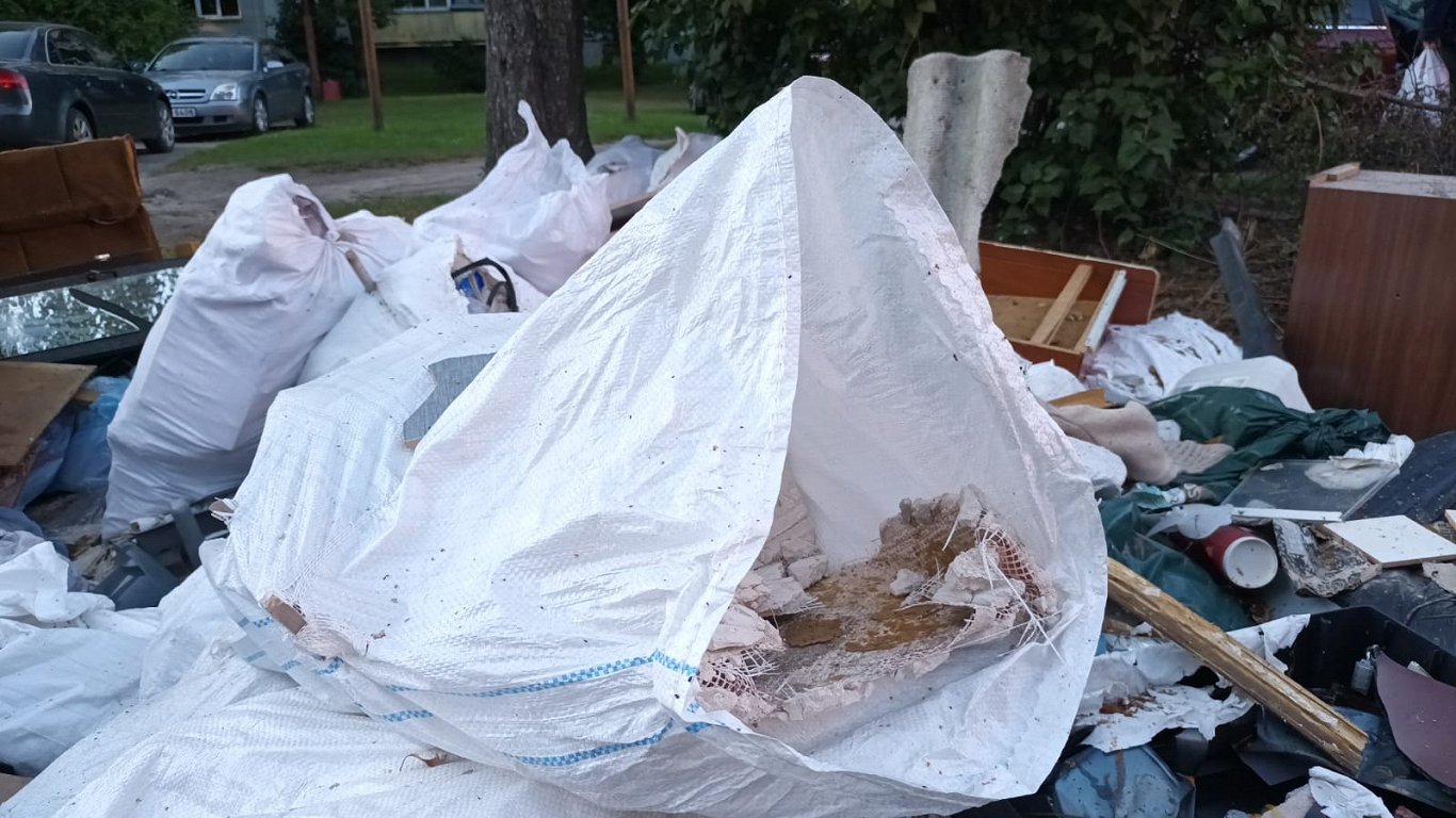 Skats pie viena no atkritumu konteineru laukumiem RAF dzīvojamajā masīvā Jelgavā