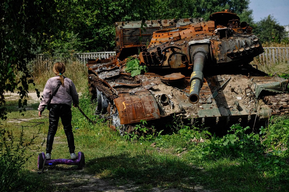 Pēc iebrukuma Ukrainā iznīcināts Krievijas tanks