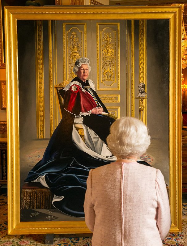 Lielbritānijas karaliene Elizabete II pie sava portreta