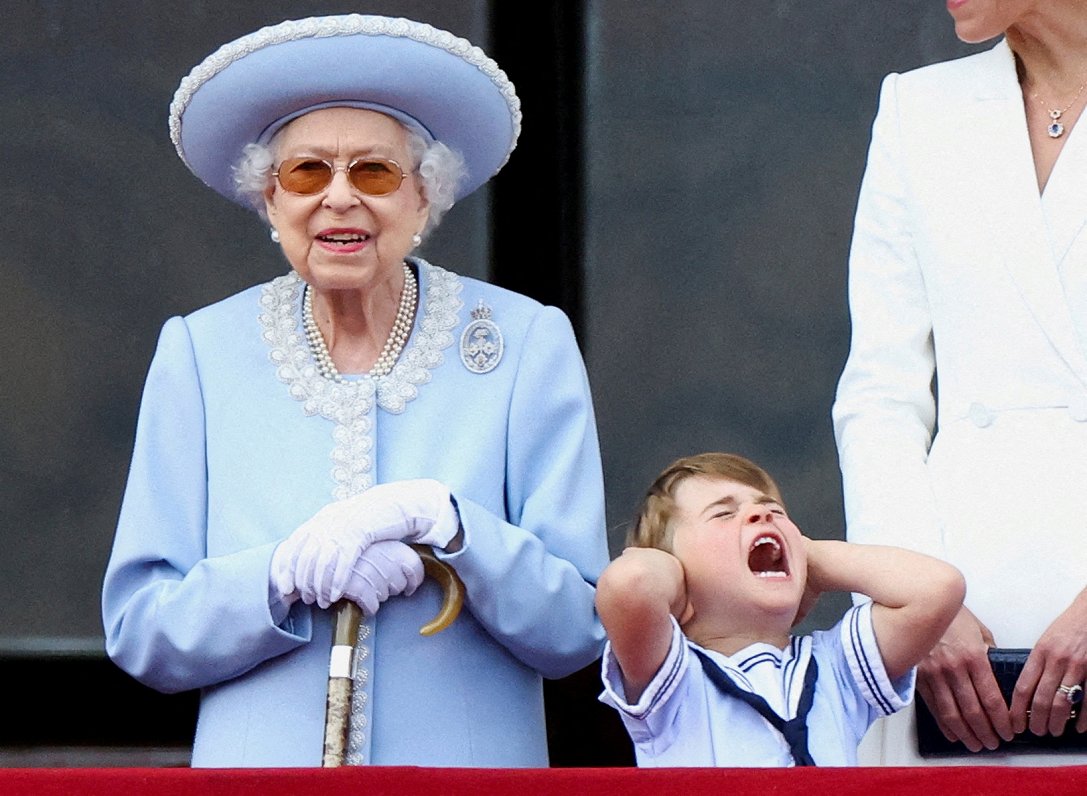 Elizabete II ar savu mazmazdēlu princi Luiju šā gada jūnijā, kad tika svinēta 70 gadu jubileja kopš...