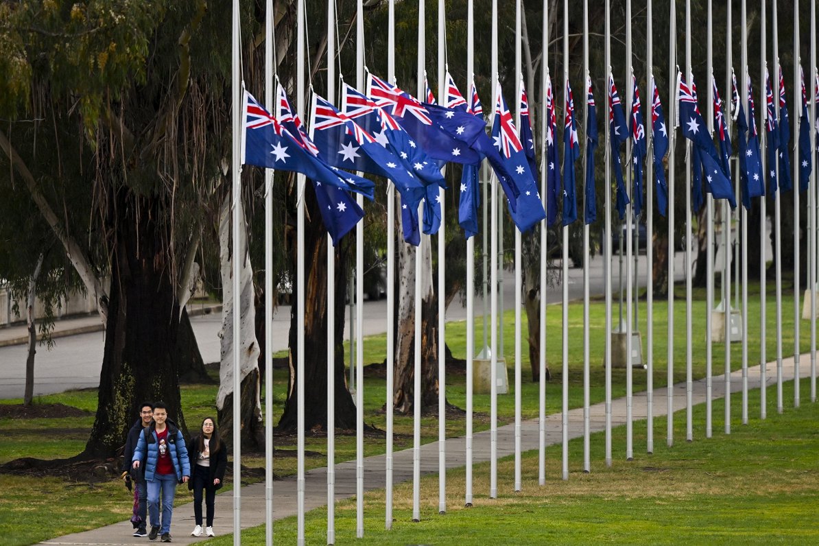 Pusmastā nolaisti karogi Kanberā, Austrālijā
