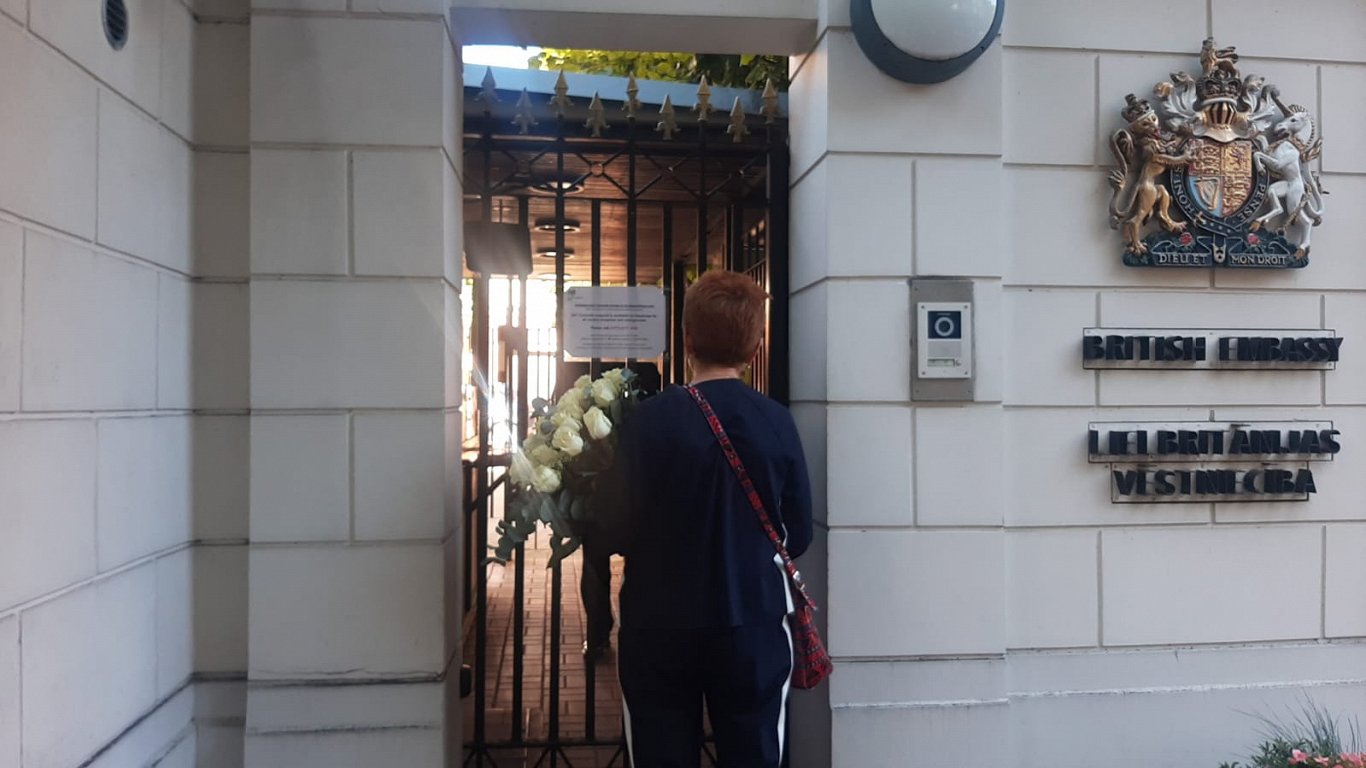 Ziedi un svecītes pie Lielbritānijas vēstniecības
