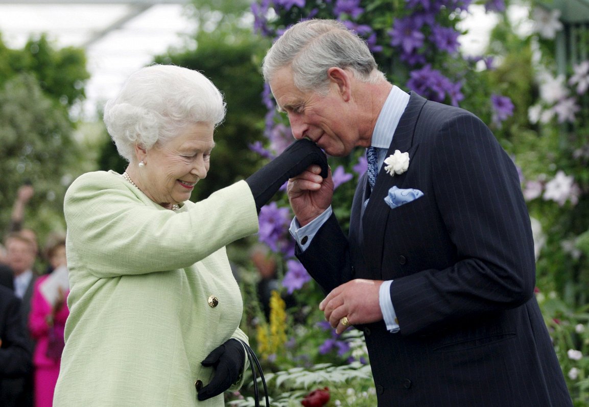 Lielbritānijas karaliene Elizabete II un princis Čārlzs 2009. gadā