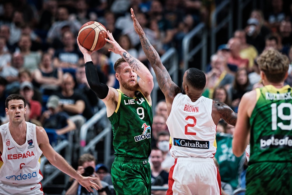 Lietuvas basketbolists Igns Brazdeiķis (ar bumbu) spēlē pret Spāniju