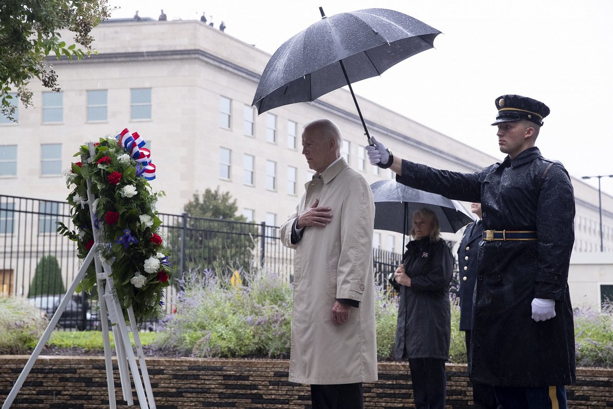 ASV prezidents Džo Baidens 11.septembra terora aktu upuru piemiņas pasākumā pie Pentagona