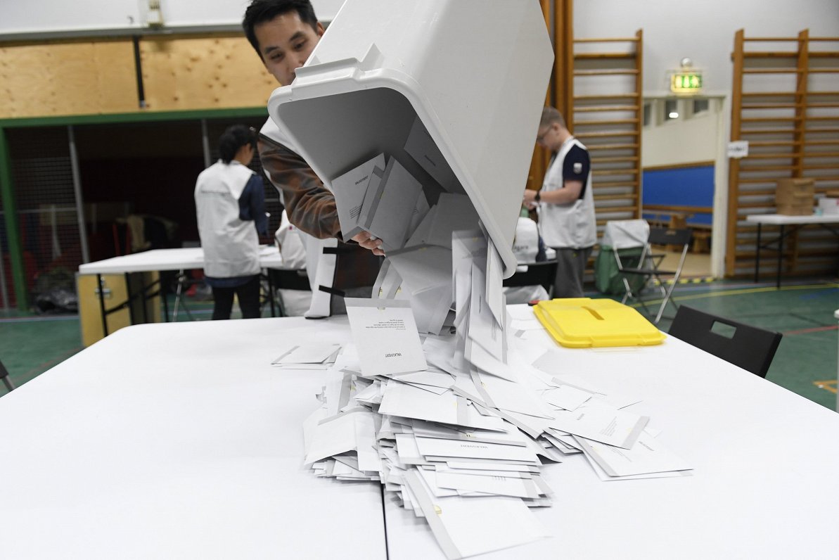 Balsu skaitīšana vēlēšanu iecirknī Zviedrijā