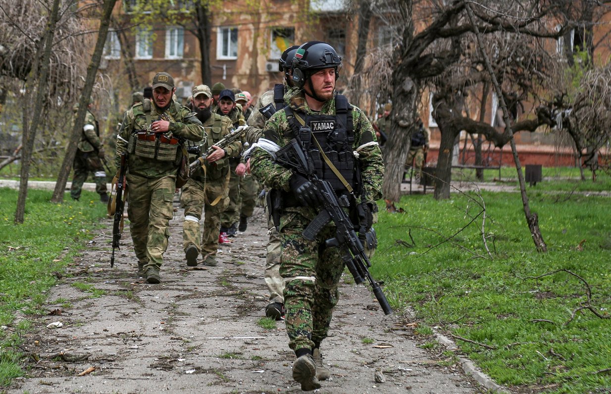 Krievijas režīmam lojālie čečenu kaujinieki okupētajā Ukrainas pilsētā Mariupolē, 2022. gada aprīlis