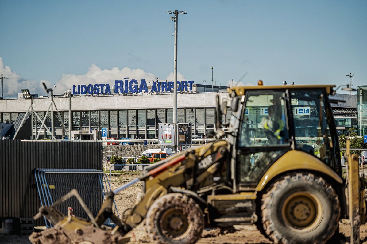 Latvijā pirmās garākās dzelzceļa estakādes būvniecības darbi pie lidostas &quot;Rīga&quot;