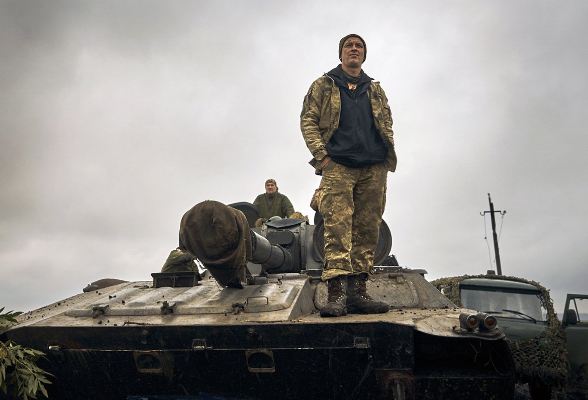 Ukrainas karavīrs uz tanka no okupantiem atbrīvotajā Harkivas apgabala teritorijā