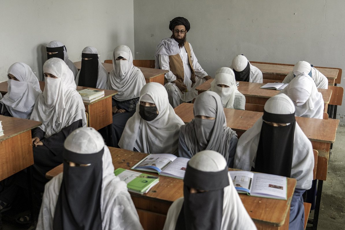 Afgāņu meitenes talibu kontrolētā skolā Kabulā