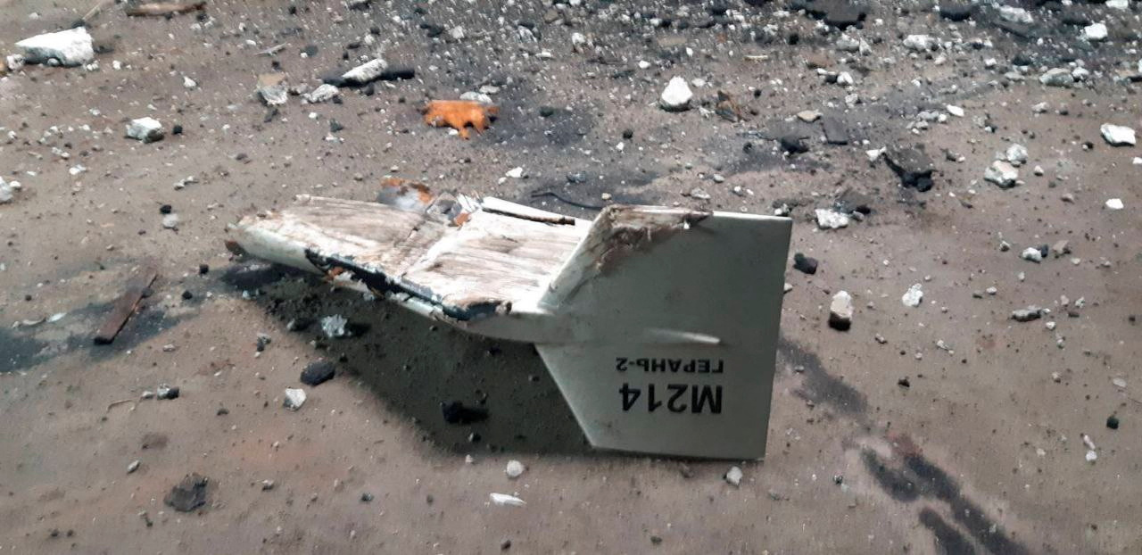 Detaļa no irāņu drona Shahed-136, kas notriekts netālu no Kupjanskas, Harkivas reģionā