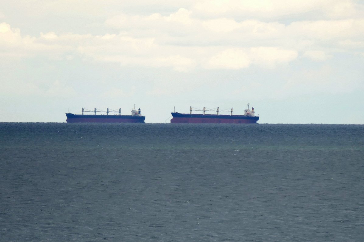 Ukraiņu graudu kuģi iziet no Odesas ostas