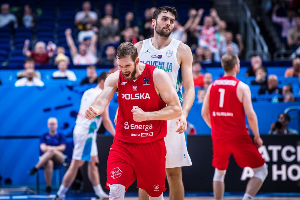 Polijas basketbolists Mihals Sokolovskis (priekšplānā) spēlē pret Slovēniju