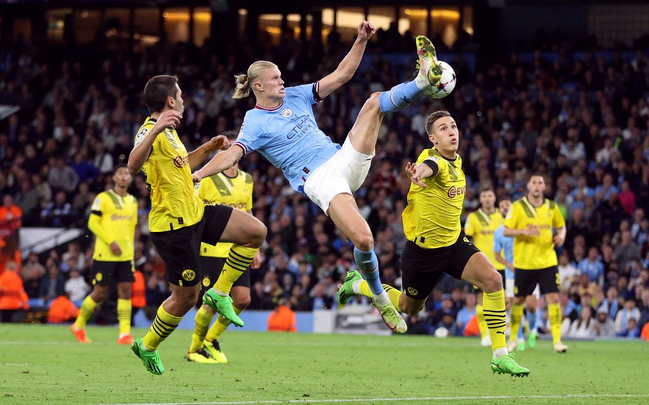 &quot;Manchester City&quot; futbolists Erlings Holanns (centrā) spēlē pret Dortmundes &quot;Borussia...