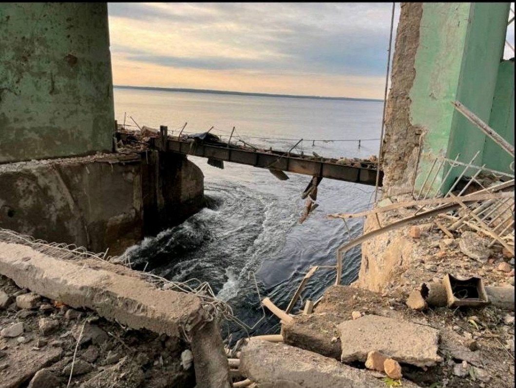 Krievijas raķešu uzbrukumā bojāts hidroelektrostacijas dambis Ukrainas pilsētā Krivijriha, 14.09.202...