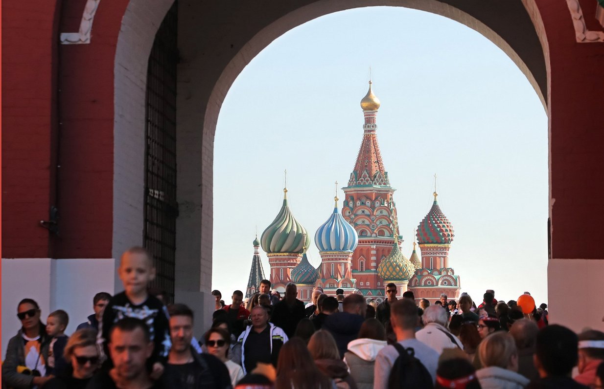 Cilvēki Maskavā dodas uz Sarkano laukumu. 2022. gada septembris.