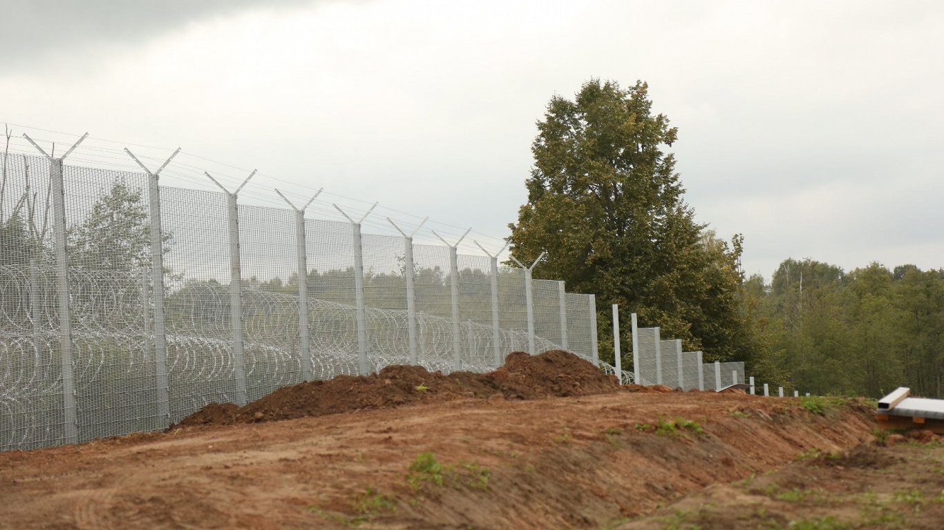 Žoga izbūve uz Latvijas-Baltkrievijas robežas. 2022.gada septembris