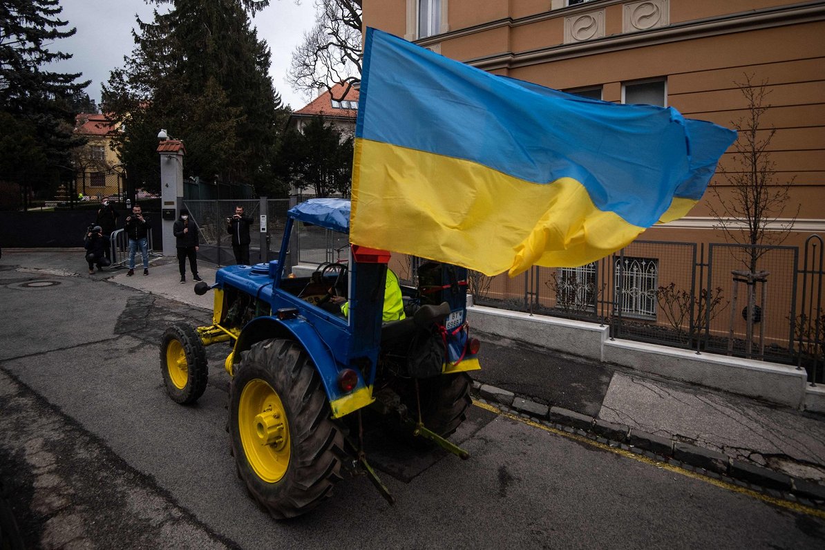 Traktors ar Ukrainas karogu pie Krievijas vēstniecības Bratislavā
