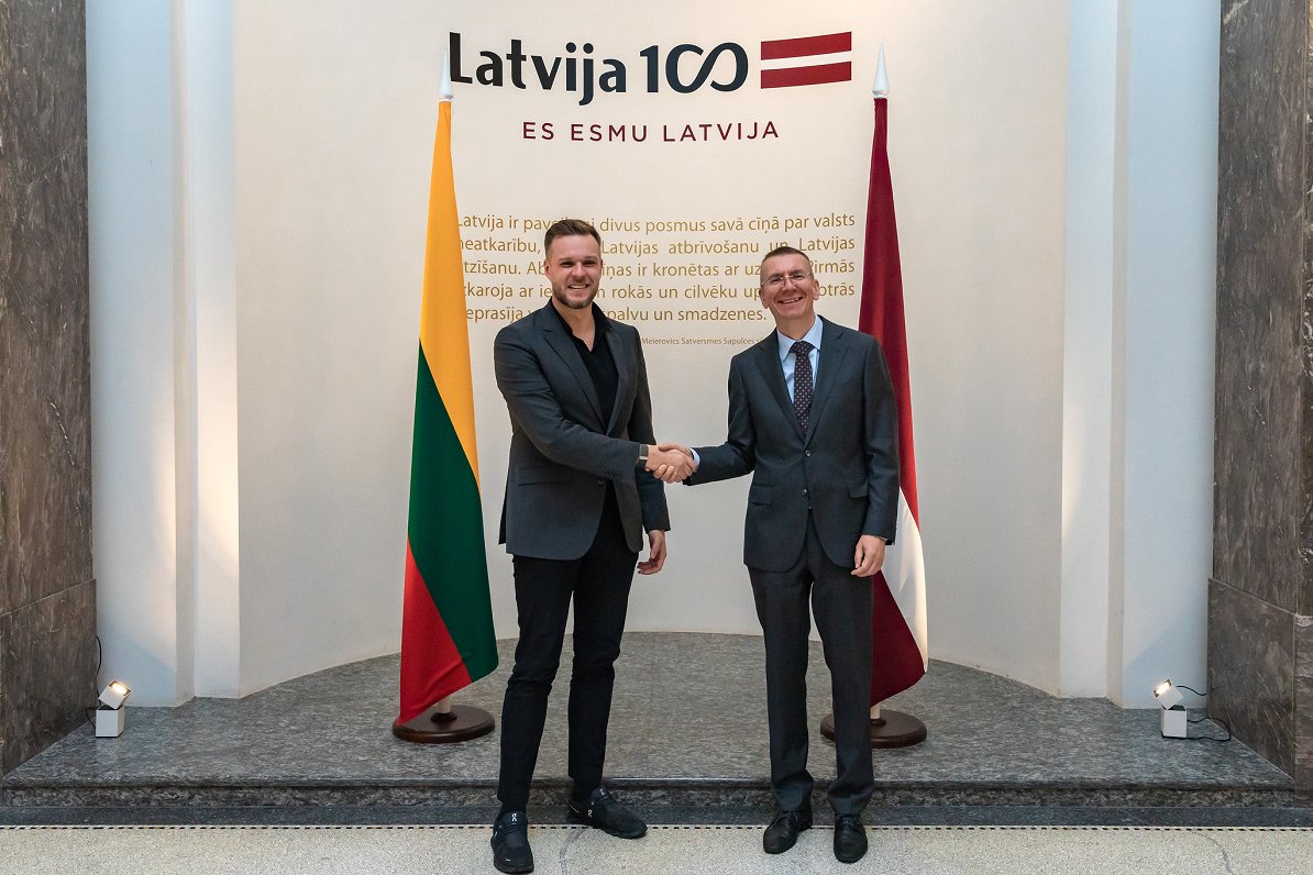 Lietuvas ārlietu ministrs Gabrieļus Landsberģis (no kreisās) un Latvijas ārlietu ministrs Edgars Rin...