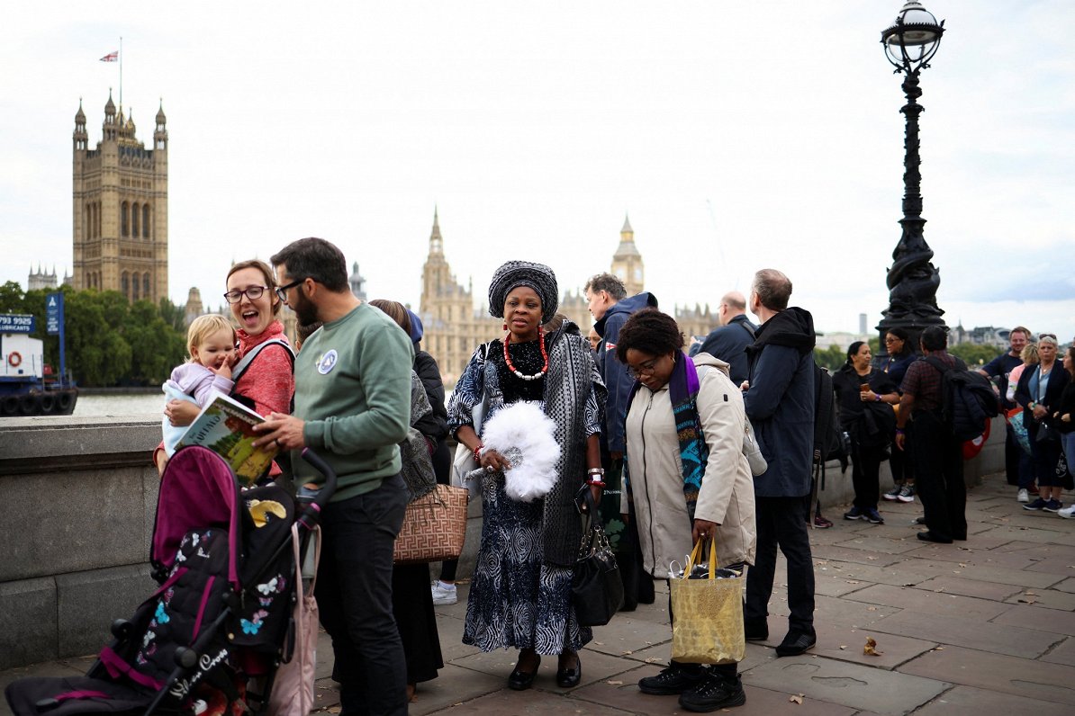 Londonā cilvēki stāv rindā, lai atvadītos no karalienes Elizabetes II