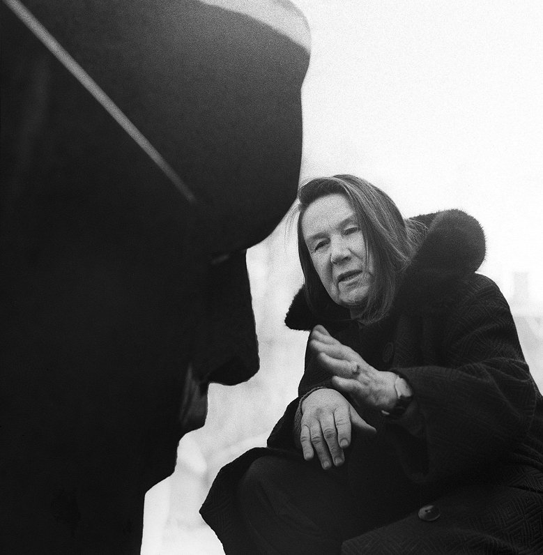 Tēlniece Lea Dāvidova-Medene ar operdziedoņa Jāņa Zābera portretu. 1981. gada pavasaris.