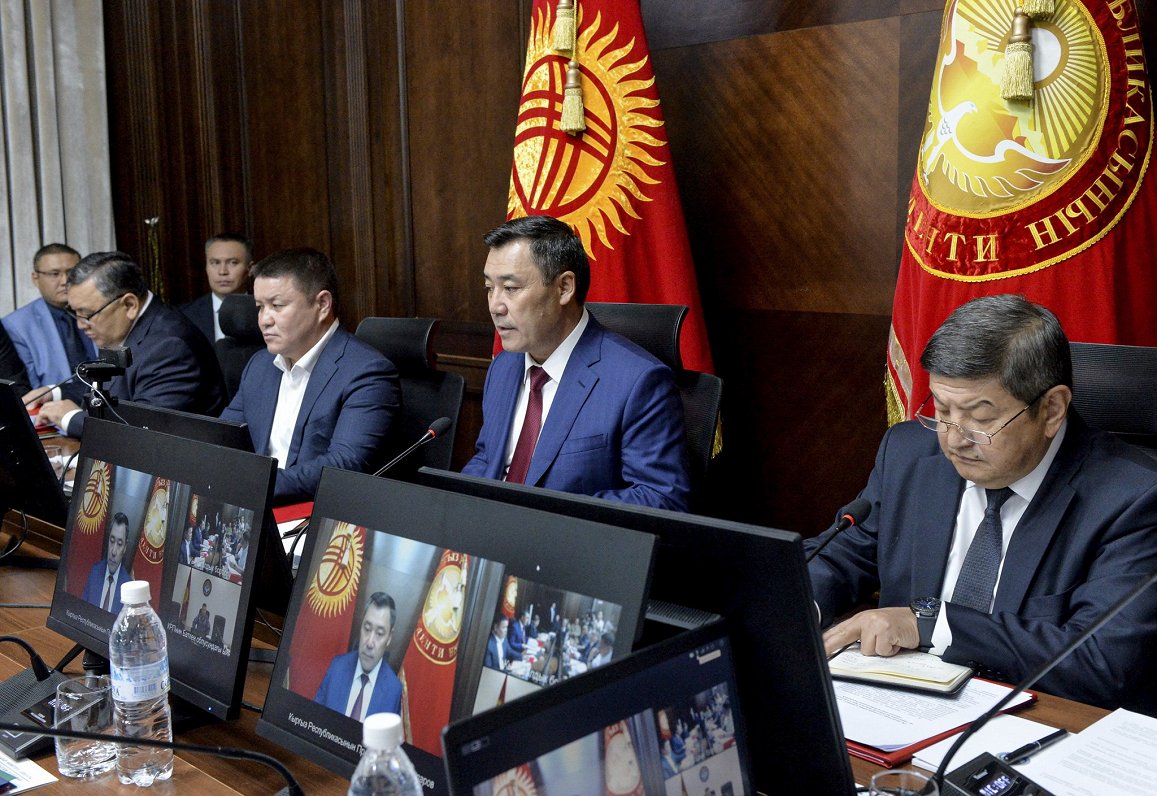 Kirgizstānas prezidents Sadirs Japarovs ārkārtas drošības padomes sanāksmē 17.09.2022.