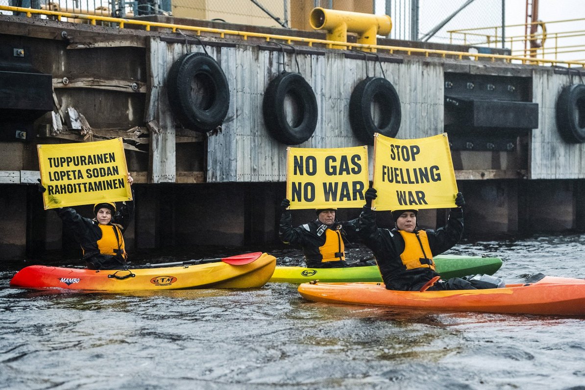 «Greenpeace» bloķē Krievijas gāzes izkraušanu terminālī Somijā