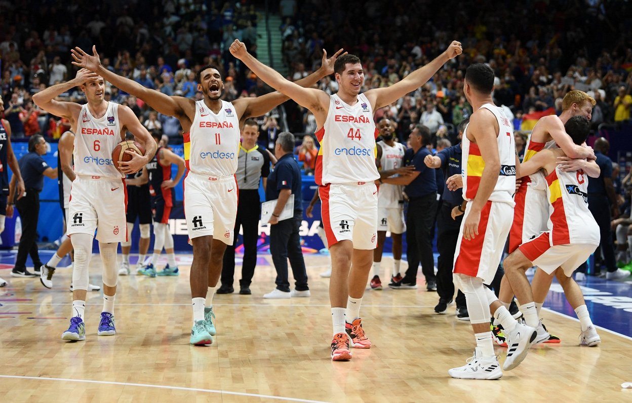 Spānijas basketbolisti līksmo par uzvaru Eiropas čempionātā