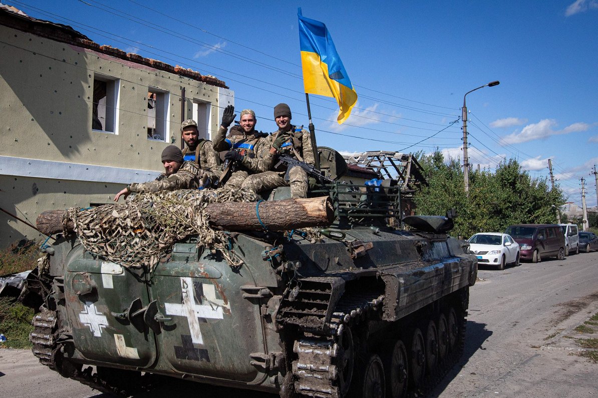 Ukrainas armijas karavīri atbrīvotajā Izjumas pilsētā