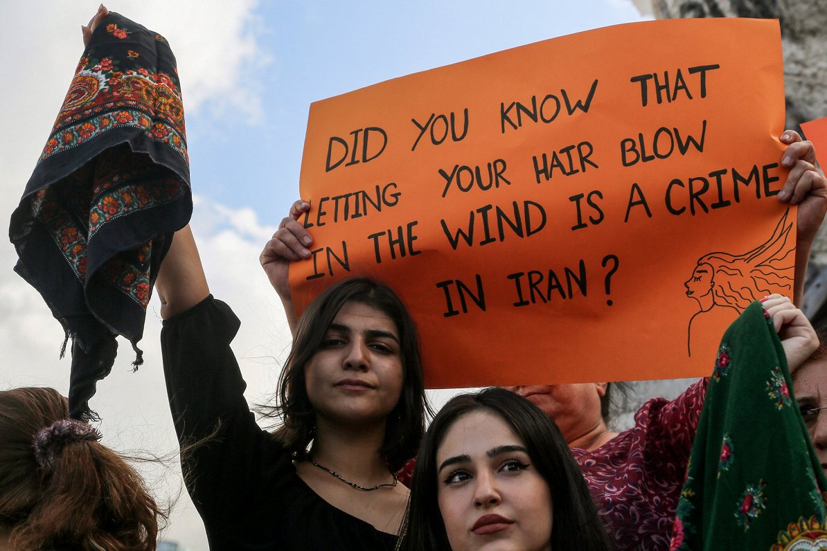 Libānas galvaspilsētā Beirūtā notikusi protesta akcija Irānas sieviešu atbalstam. Lozungs vēsta: &qu...