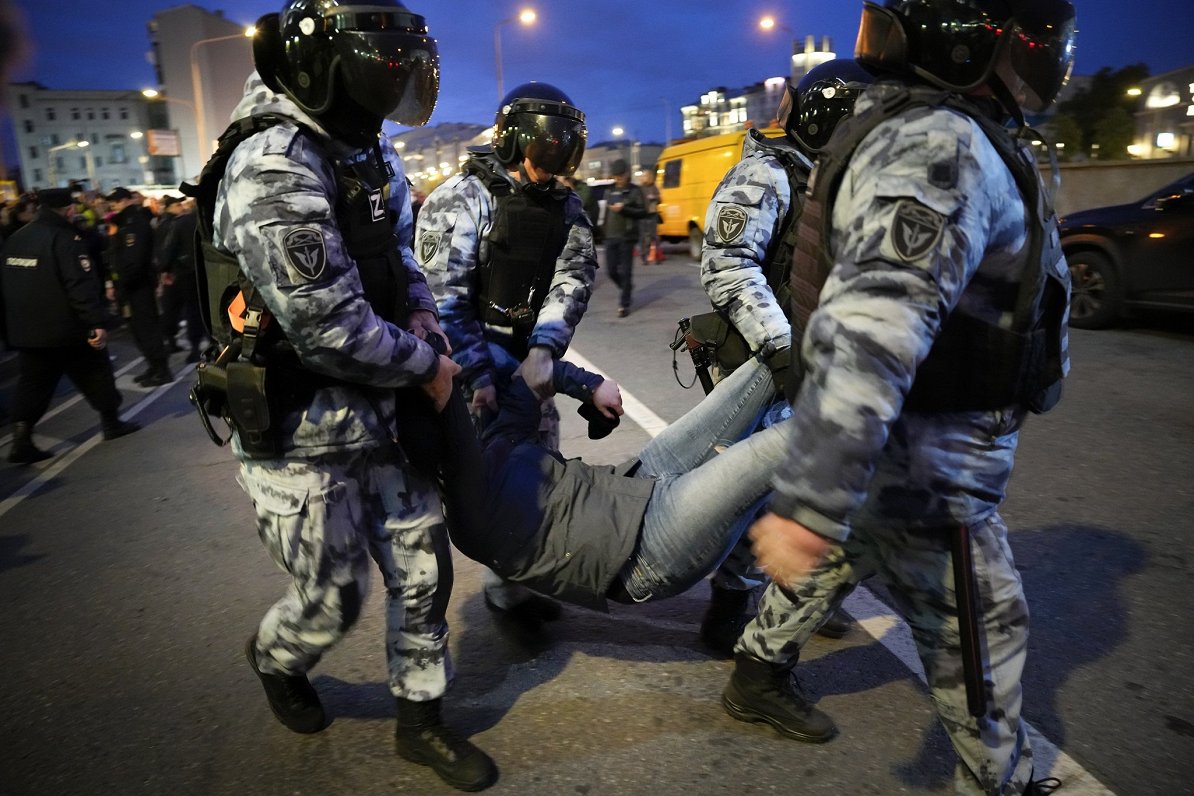 Protestētāju aiztur Maskavā.